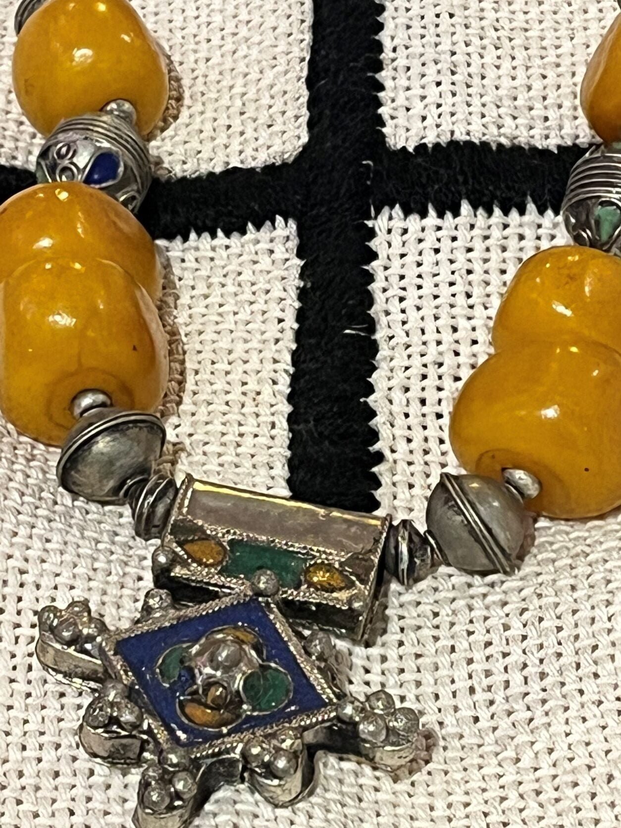 collier ambre et croix de sud1 collier marocain en ambre et croix de sud