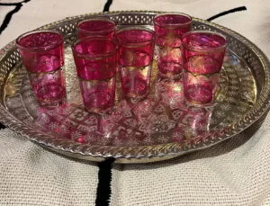 servez votre the avec ces verres marocains de couleur rose