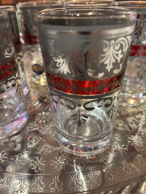 verres couleur argent et rouge pour le the marocain