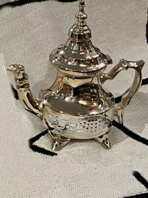 theiere doree et argentee pour le the marocain