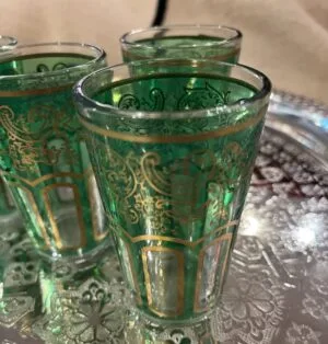 verres marocains de couleur vert pour servir le the