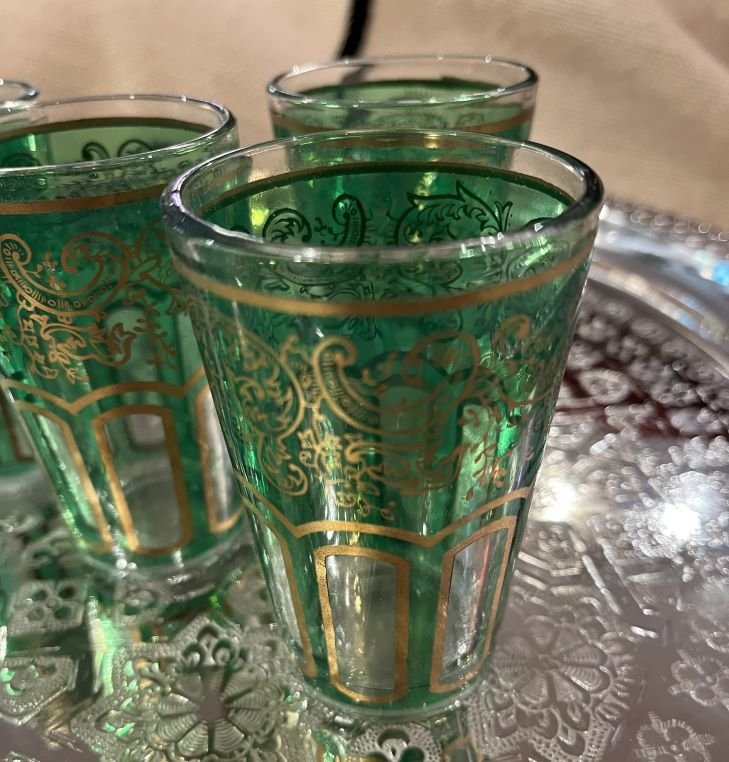 verres marocains de couleur vert pour servir le the