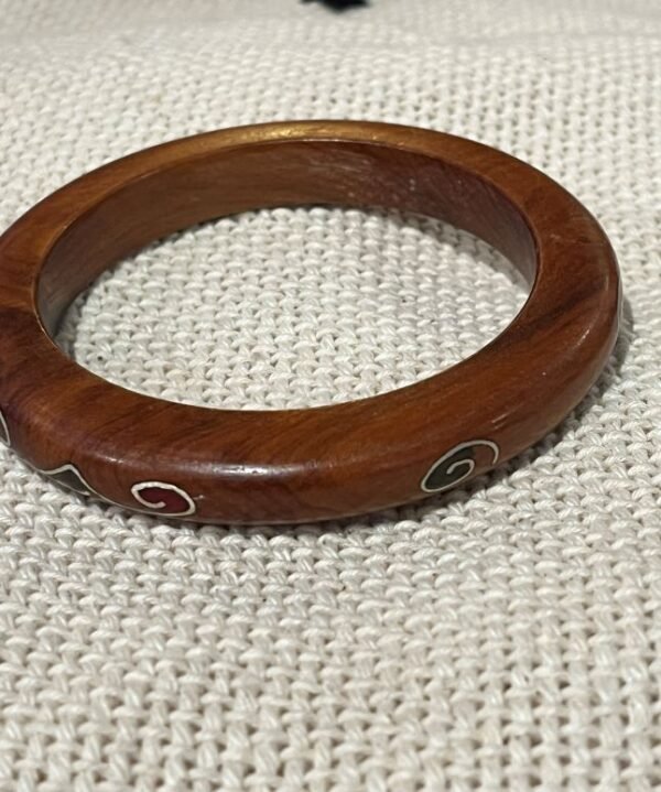 bracelet en bois avec fils argentes