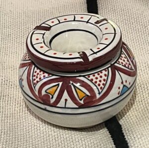 cendrier avec couvercle ashtray with a lid to limit the smoke and smell from butts