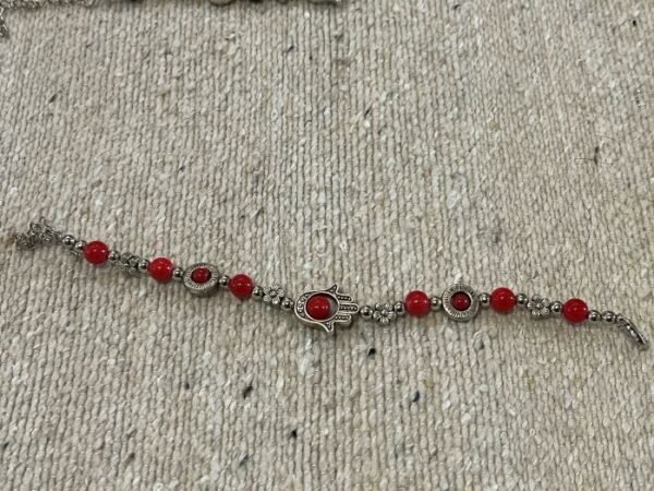 khamsa bracelet avec des pierres rouges