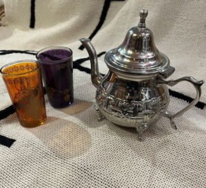 petite theiere marocaine et verres1 pour boire le the Marocain