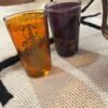 petite theiere marocaine et verres3 verres colores avec khamsa et fibule comme motifs
