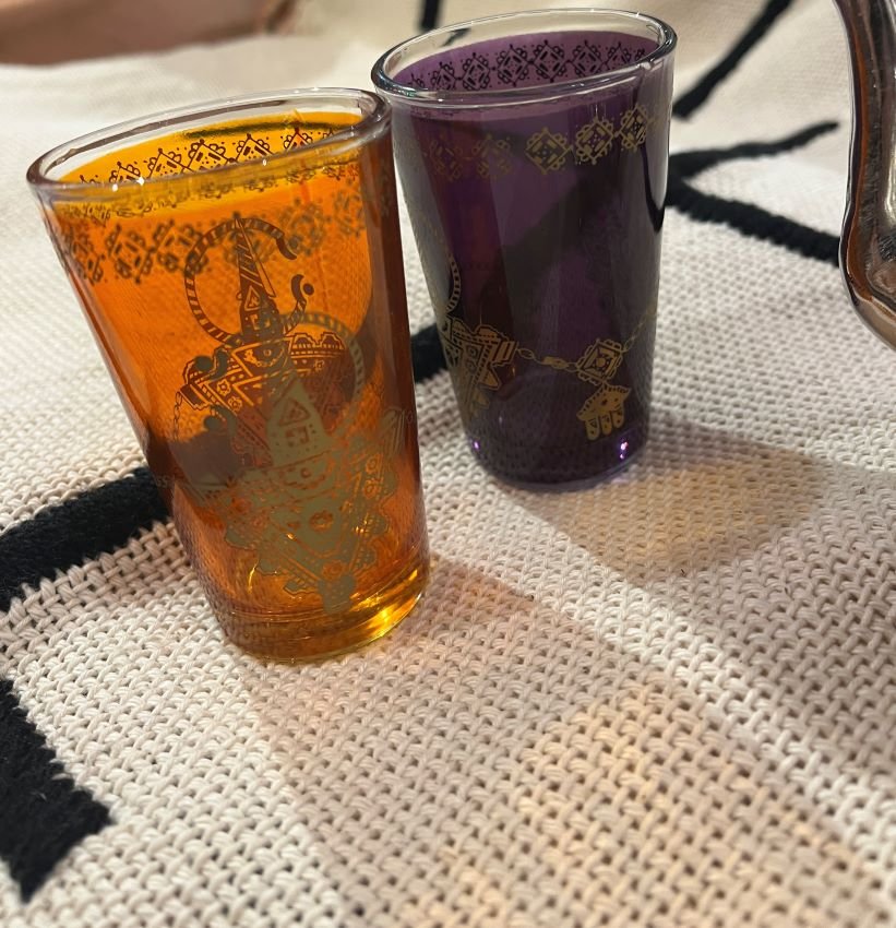 petite theiere marocaine et verres3 verres colores avec khamsa et fibule comme motifs