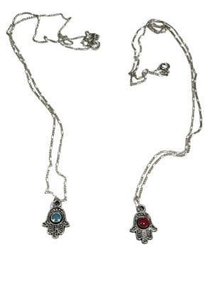 Ce collier Hamsa en argent présente un superbe motif