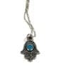 Le pendentif représente la main de Hamsa, symbole de protection