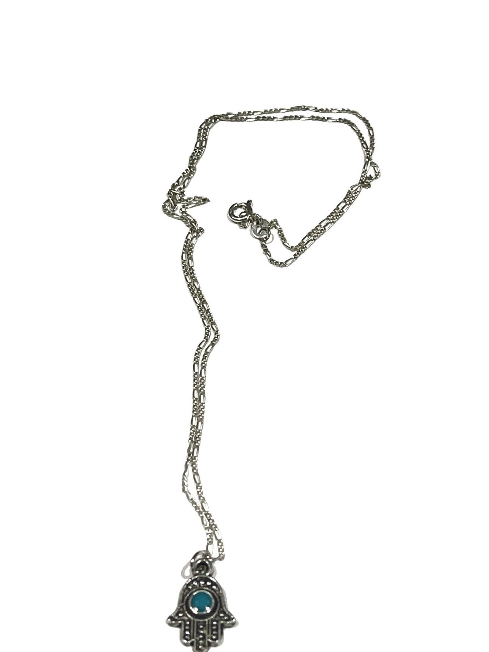 La symbolique de la main de Hamsa et la finesse du filigrane font de ce collier un cadeau précieux et attentionné.