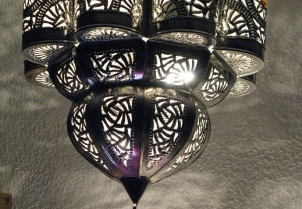 lampe marocaine avec un eclairage distinctif avec des motifs sur votre mur