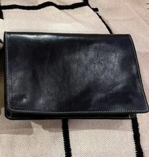 sac en cuir avec bondouliere peut contenir ipad, tablette ou vos documents d ecole ou travail