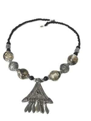 collier triangle avec oeil au centre