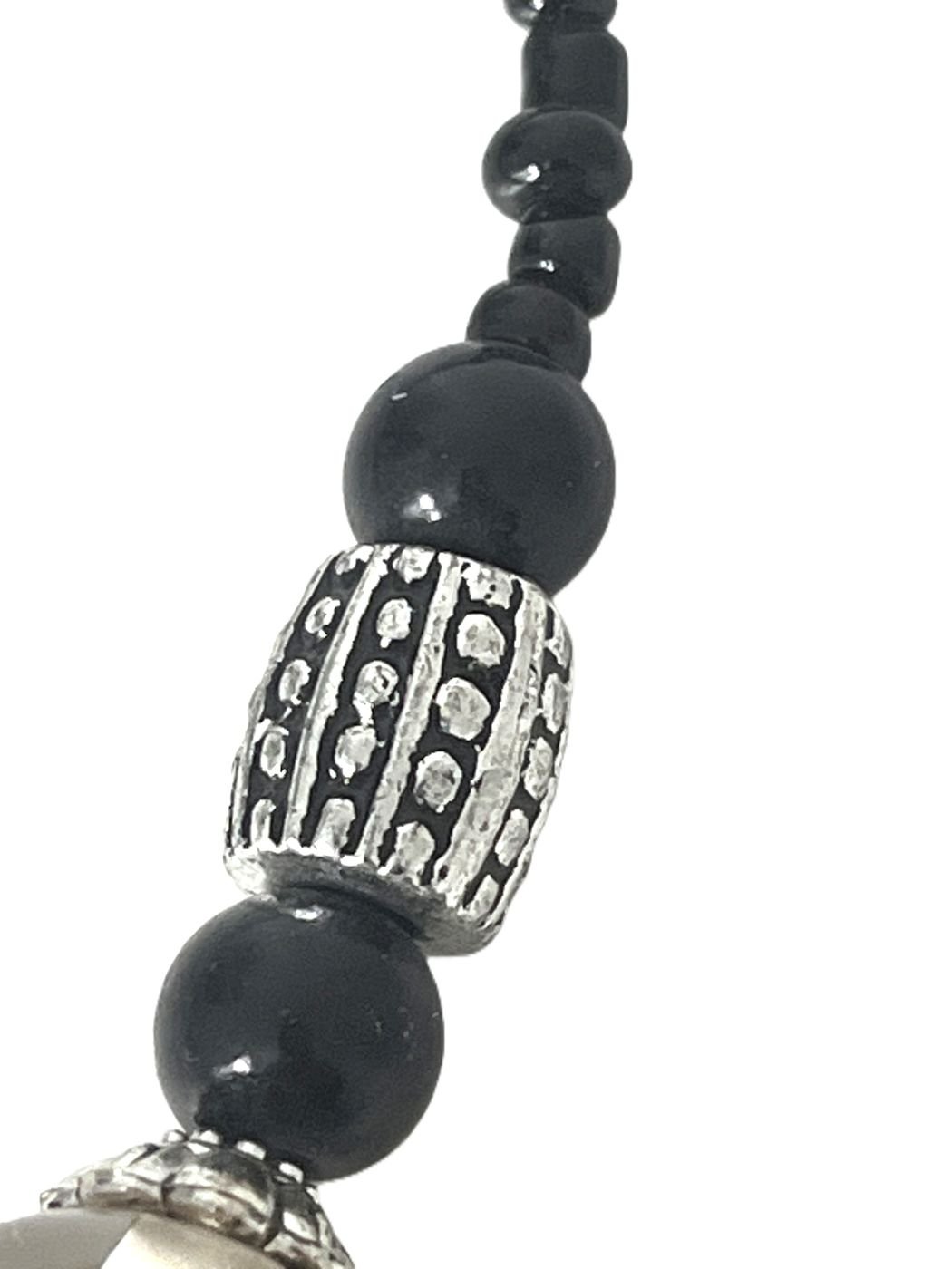 collier triangle avec des sphères cylindriques en argent,