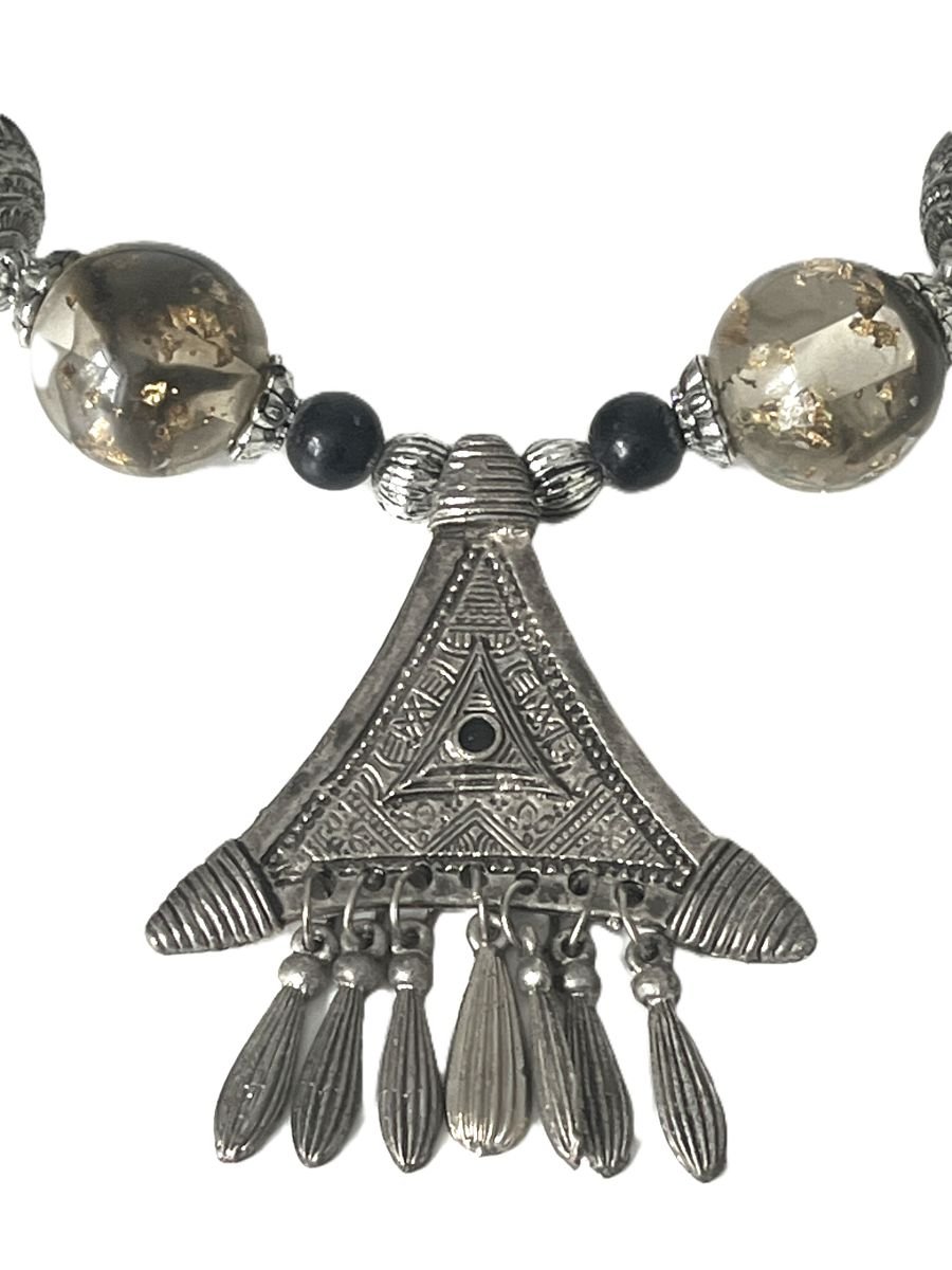 pendentif en argent en forme de triangle orné d'un œil