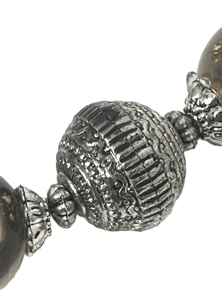 des sphères circulaires en argent triangle collier