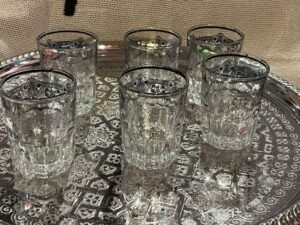 verres a the argentes sur plateau marocain