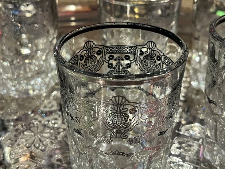 detail de motifs argentes sur le verre marocain