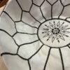 pouf marocain blanc avec des broderies noires