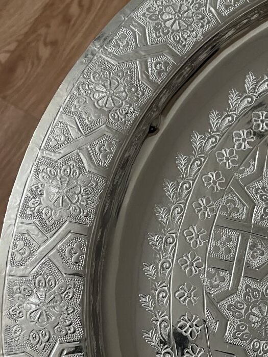 table avec top argent et pieds en bois