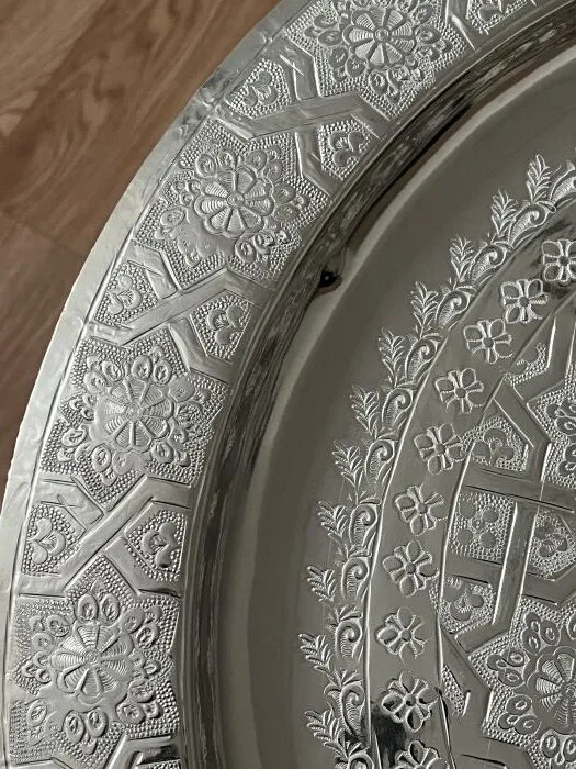 table avec top argent et pieds en bois