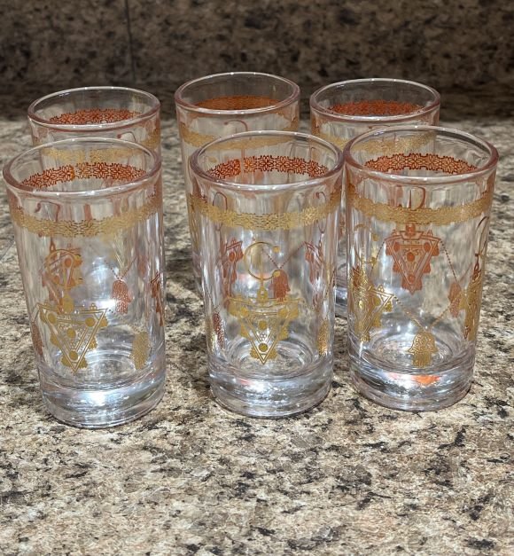 verres dores marocains avec motifs main fatima et fibule berbere
