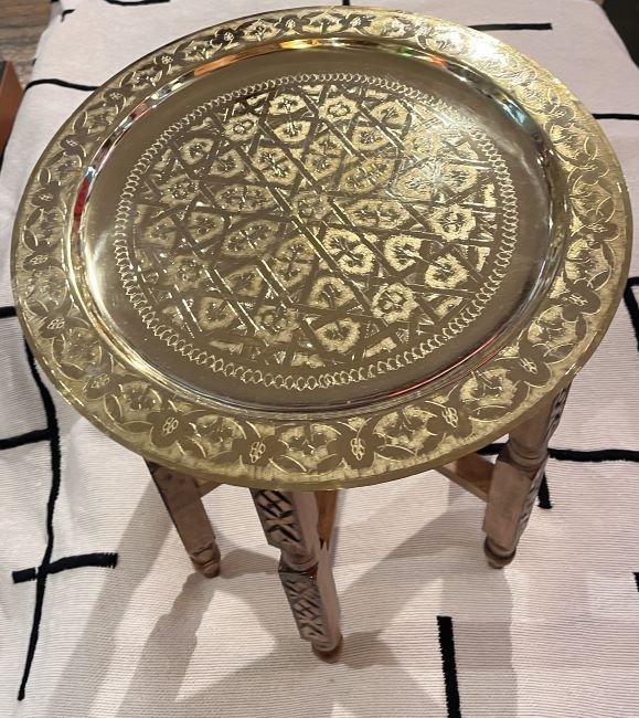 table marocaine en cuivre avec pieds en bois