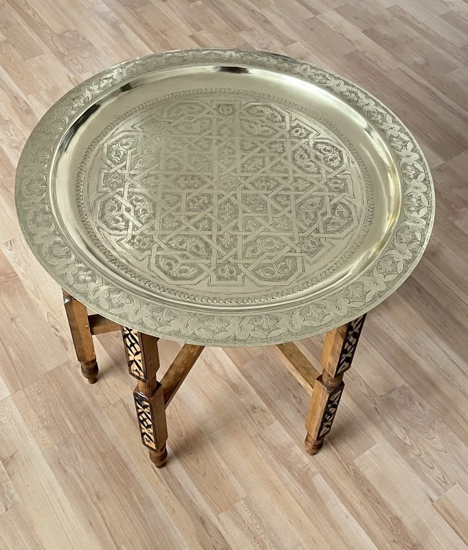 table marocaine en cuivre avec pieds en bois de cedre
