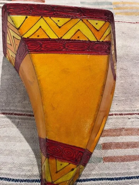 applique en peau et henne couleur orange