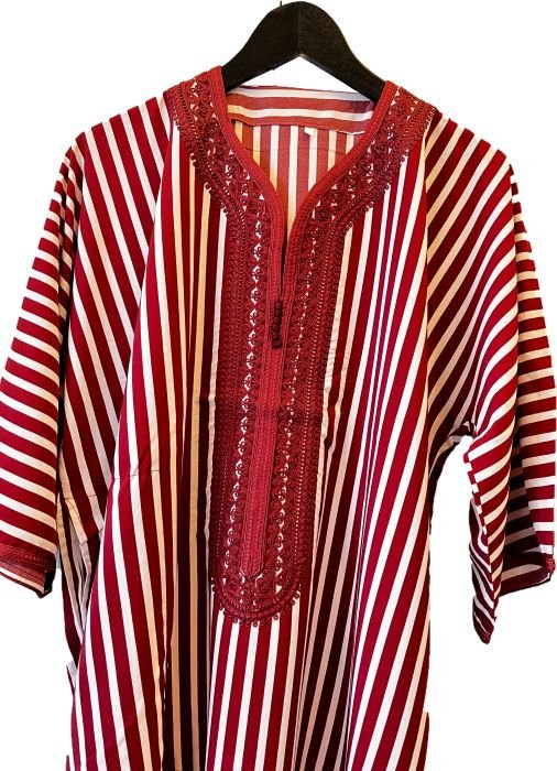 Robe longue marocaine pour homme, rouge et blanche, ornée de broderies rouges.