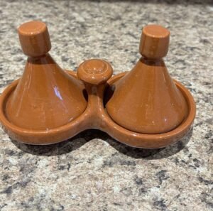 vue devant tagine marocain pour epices