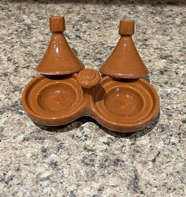 vue de tagine marocain double pour sel et poivre avec couvercles ouvers