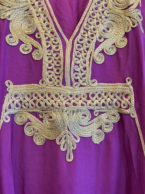 vue de broderies de vue face caftan marocain rose or pour femmes