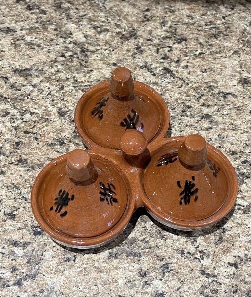 vue de haut de l'ensemble de 3 mini tajines marocains pour épices