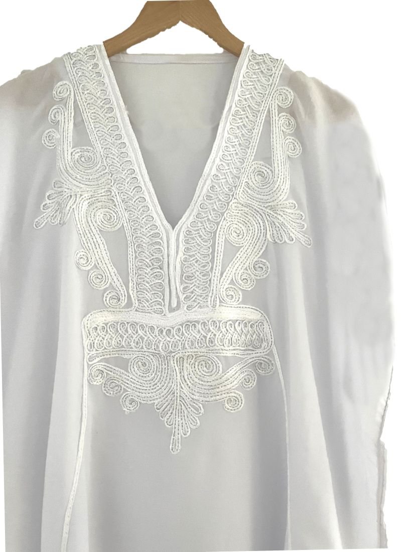 Moroccan-whye-kaftan-broderies broderies argentees et blanches de ce caftan marocain