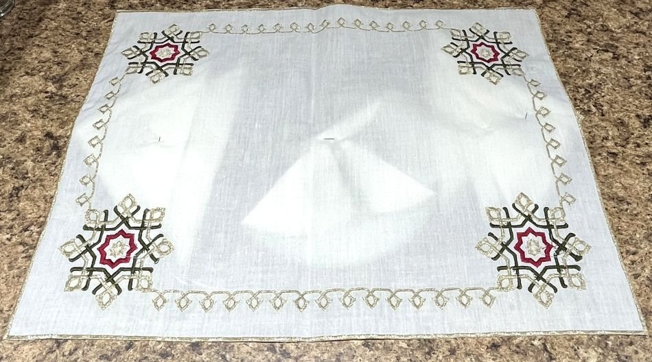 Vue arriere de la nape pour plateau avec napkins, main theiere et base en argent,rouge et vert avec broderie pour the, boisson