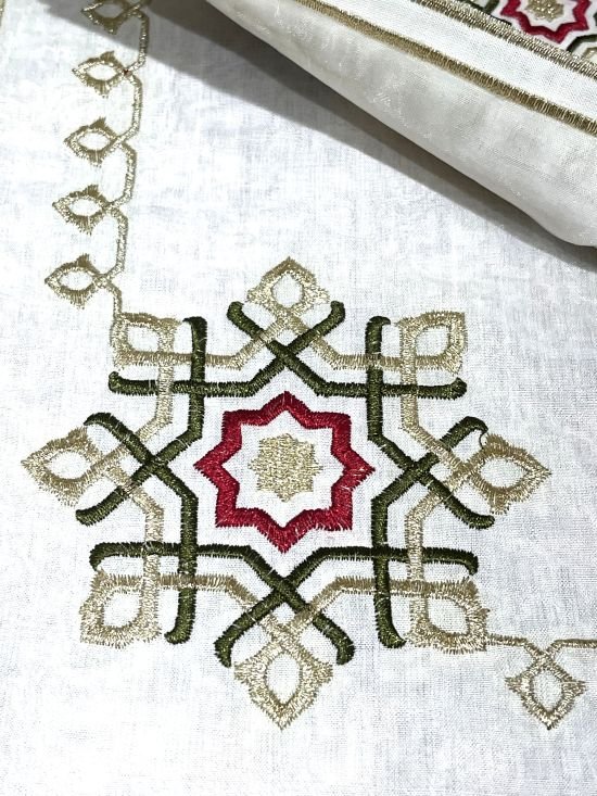 Vue detail de la broderie de la nape plateau avec napkins, main theiere et base en argent,rouge et vert avec broderie pour the, boisson
