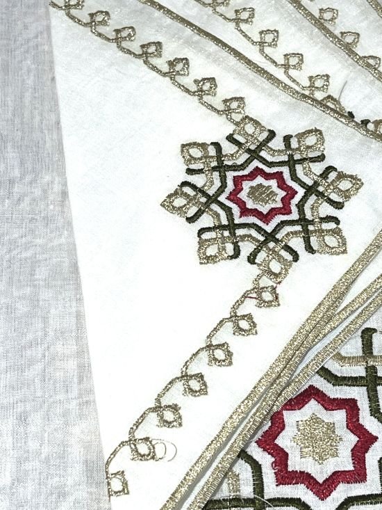 Vue napkin et la broderie de plus pres du set