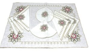 TraySet_Fabric_GoldRedGreen_Embroidered_Front couvre plateau avec napperons et main pour theiere