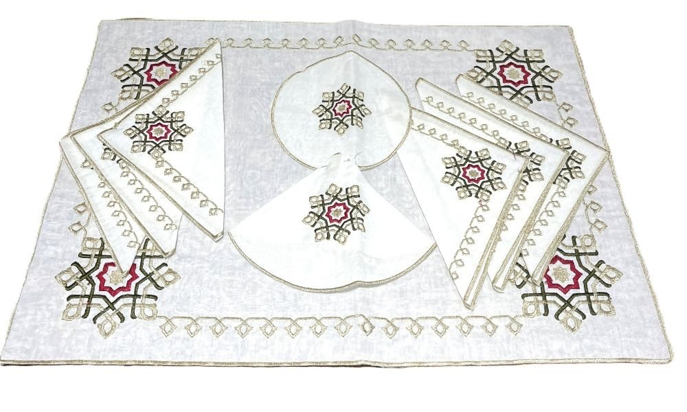 couvre plateau avec napperons et main pour theiere