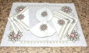 Vue avant du nape plateau avec napkins, main theiere et base en argent,rouge et vert avec broderie pour the, boisson