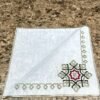 un des 6 napkins que comporte le set : nape pour plateau avec napkins, main theiere et base avec broderies de couleur argent,rouge et vert
