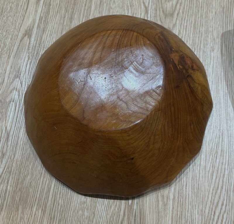 Vue arriere du bol sur pieds en thuya pour vide poche or pour plante