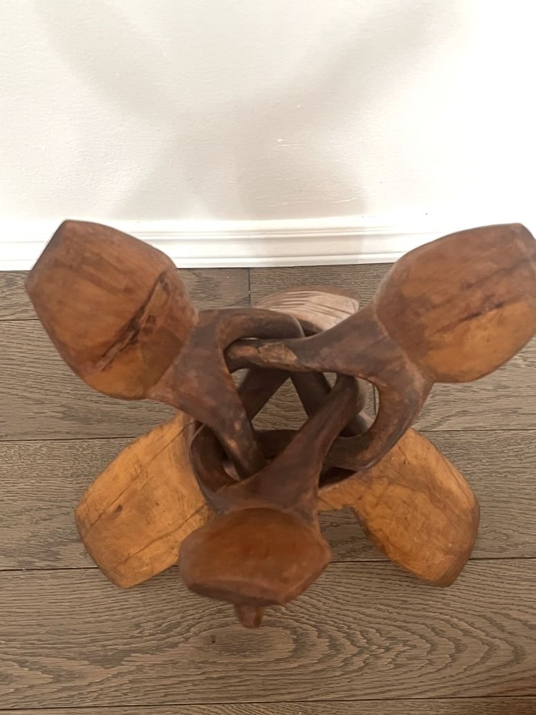 Vue du dessus du bol sur pieds en thuya pour vide poche or pour plante