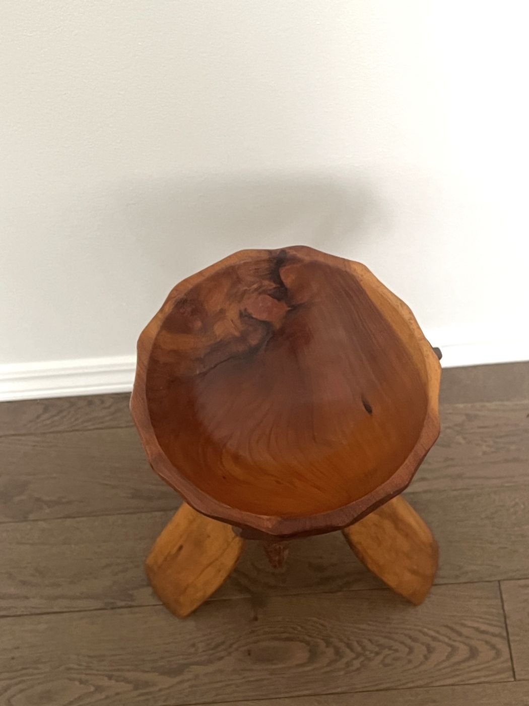 Vue du dessus du bol sur pieds en thuya pour vide poche or pour plante