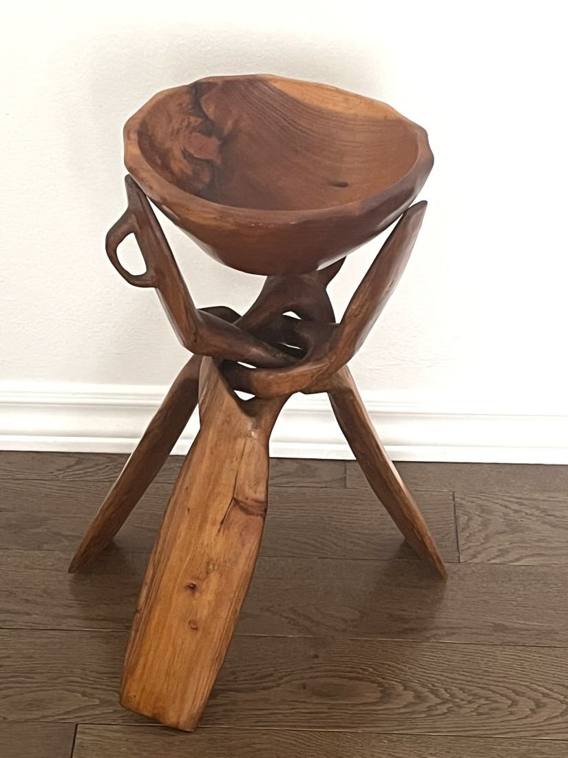 Mise en scène du bol sur pieds en thuya pour vide poche or pour plante