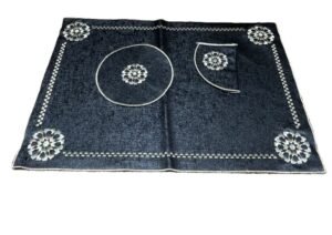 cover-tray-black-gold-embroidery-trim pour couvrir votre plateau et aussi poser et couvrir la main de votre theiere