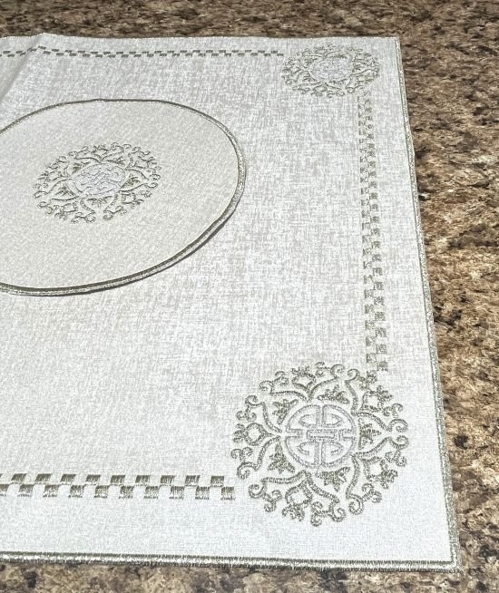 nappe pour plateau. fait ornée de broderies dorées.