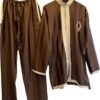 jabador-two-piece-set-cotton-brown-embroidered-lifestyle Mise en scène du Jabador deux pièces en coton marron avec broderie pour tenue traditionnelle